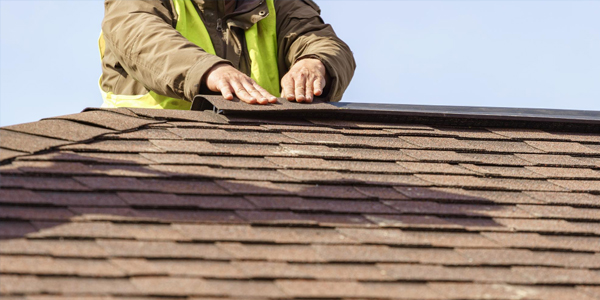 Couvreur sur un toit en zinc